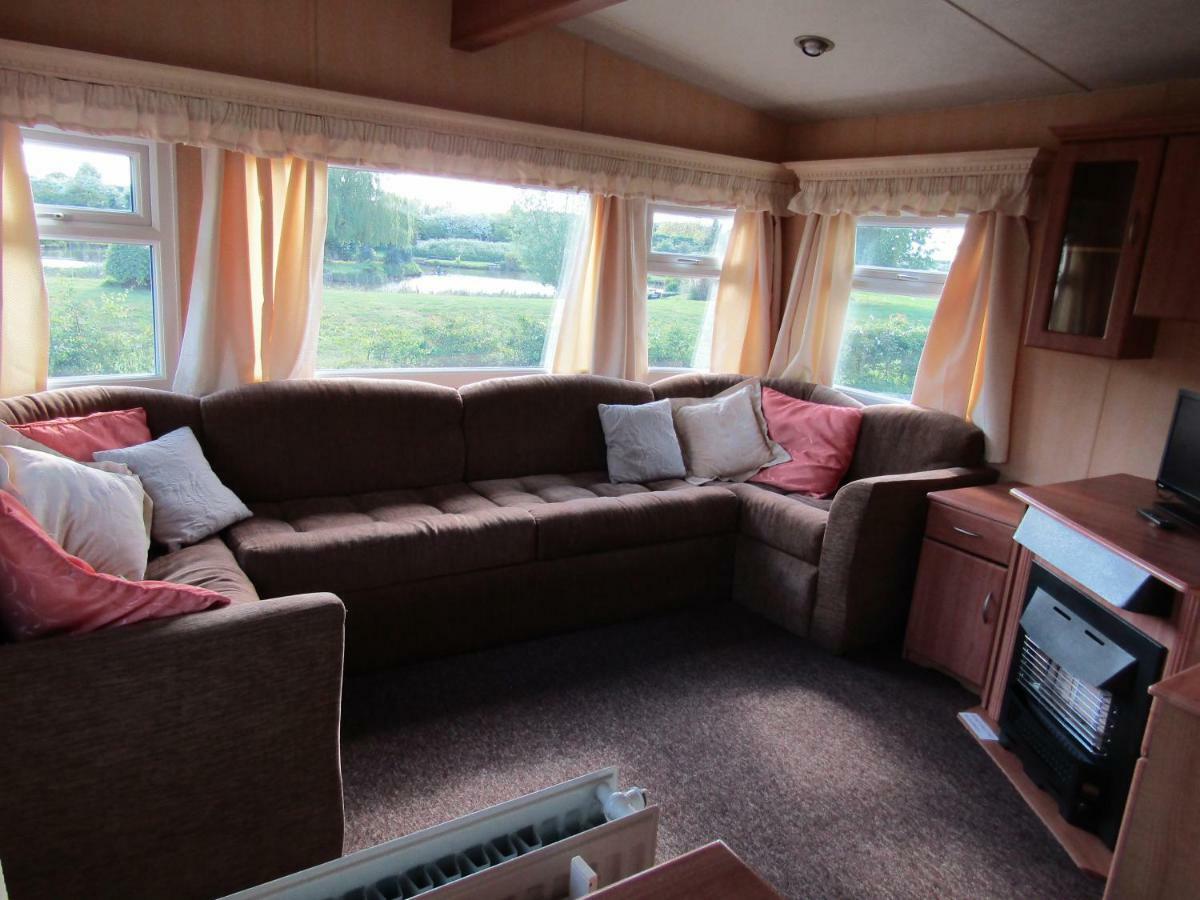 Fenlake Holiday Accommodation Metheringham Bagian luar foto