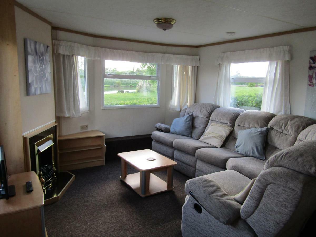 Fenlake Holiday Accommodation Metheringham Bagian luar foto