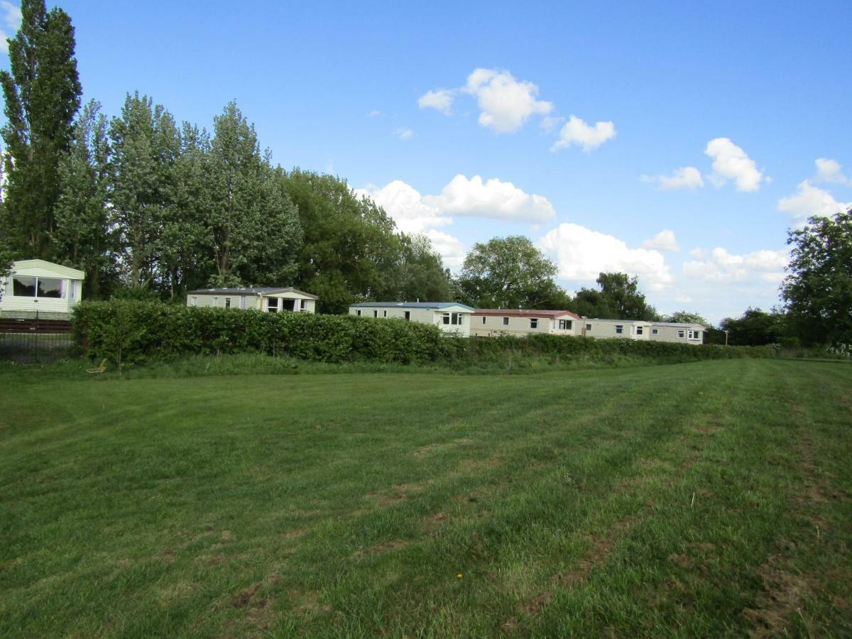 Fenlake Holiday Accommodation Metheringham Bagian luar foto